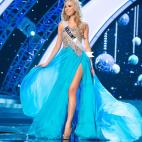 Si tu personalidad es romántica, inclínate por los colores frescos, como el turquesa. La impresionante falda de vestido es una de esas que cautivan.