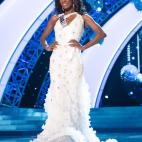 El invierno es una temporada de texturas, así que sácale provecho a eso y elige un vestido blanco con detalles que lo hagan brillar.