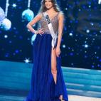 Si tu personalidad es un poco más seria, el azul rey te quedará perfecto. Busca un diseño que como éste tenga un buen balance de este intenso color.