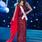 El rojo no puede faltar en los festejos navideños y de fin de año. Si eliges lentejuelas, busca un accesorio en un color sólido para lograr balance.