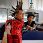 11 abril 2012 Un punki con una camiseta con la cara de la líder opositora birmana Aung San Suu Kyi.