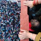 13 abril 2012 Un niño observa el festival de Bisket en la antigua ciudad de Bhaktapur, cerca de Katmandú