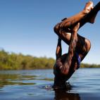 9 mayo 2012 Un joven Yawalapiti sumerge la cabeza en el río Xingu en el Parque Nacional de Xingu, en Mato Grosso, Brasil.