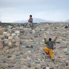 11 mayo 2012 Un afgano toma un atajo escalando una pared, en la cima de una colina en Kabul.