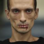 23 julio 2012 El artista Pyotr Pavlensky da su apoyo a la banda de rock femenina Pussy Riot, y lo demuestra con la boca cosida como protesta a la salida de la Catedral de Kazán en San Petersburgo (Rusia).