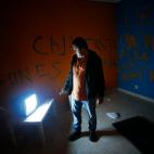 28 septiembre 2012 Juan Carlos Castaño, 43 años, enciende la televisión de su habitación vacía mientras espera a que una comisión judicial le desahucie de su casa de Madrid. Castaño, que llegó a España de Colombia en 2008, dejó de paga...