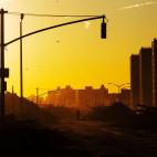 6 noviembre 2012 Un hombre camina entre los destrozos causados por Sandy en Queens (Nueva York).