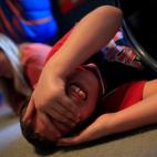 4 abril 2012 Parker Ross rueda por el suelo tras pelearse con su hermana Allison. Parker sufre el llamado síndrome de la X Frágil, un trastorno genético considerado como la primera causa del autismo. También Allison lo sufre, pero los sínto...