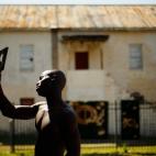 3 abril 2012 Deontae Mobley se mira en el espejo después de que su padre, el barbero Joe, le corte el pelo en el barrio de Goldsboro, en Sanford (Florida, EE UU). La noche del 26 de febrero en esta ciudad fue hallado muerto Trayvon Martin, un c...