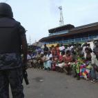 Un grupo de personas espera en el colegio electoral de Bukon, en Accra.