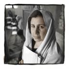 Stirring The Fire Fahima, de 38 años de edad, es de Kabul, Afganistán. Se convirtió en maestra en 1985, pero fue una de las tantas profesionales en ese país que perdió su empleo cuando el poder talibán llegó. Ella decidió abrir una escu...