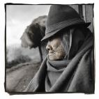 Stirring The Fire Tránsito, indígena de Ecuador, quien vivió la esclavitud por años. Estuvo prisionera en 1926 después que protestó porque el jefe de la hacienda abusaba de ella. Borges, el artista de la muestra, la considera la "Rosa Pa...