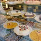 En Portugal, la Semana Santa es una época en la que se hacen y reciben regalos en forma de dulces. El más típico es el folar de Páscoa, un postre con aspecto de pan confeccionado con agua, sal, huevos y harina, que los padrinos y madrinas of...