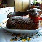 El osterlamm (cordero de Pascua) es un postre que no falta en la mesa de los berlineses en Semana Santa, y posiblemente sea también uno de los más originales a primera vista. Se trata de un bizcocho con forma de cordero que se elabora con un m...