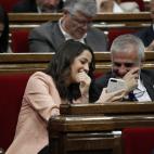 Siempre est&aacute; pegada al m&oacute;vil (1).