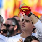 Aqu&iacute;, sosteniendo, pu&ntilde;o en alto, un trozo de Espa&ntilde;a.