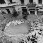 Este es socav&oacute;n que dej&oacute; el atentado de ETA contra Carrero Blanco, frente al n&uacute;mero 304 de la calle Claudio Coello de Madrid, el 20 de diciembre de 1973. El almirante se dirig&iacute;a a misa en la iglesia jesuita de Serran...