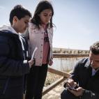 Albert Rivera firmando aut&oacute;grafos como si fuera una estrella del rock.