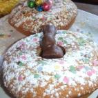 Lleva mantequilla, harina, azúcar, levadura, huevos, vainilla en polvo y azúcar glas. Consulta aquí la receta completa.