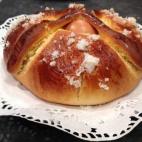 Con piel, ralladura de piel de naranja y agua de azahar. Consulta aquí la receta completa.