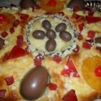 Se decora con crema pastelera, mermelada, frutas confitadas, almendras laminadas y huevos de Pascua. Consulta aquí la receta completa.