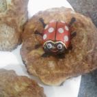 Se decora con huevos de chocolate, azúcar y virutas de chocolate. Consulta aquí la receta completa.