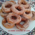 Con huevos, piel de naranja, piel de limón, azúcar, leche, zumo de naranja, anís, canela, harina, levadura y aceite. Consulta aquí la receta completa.