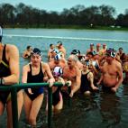 Miembros del club Serpentine salen del agua tras participar en el tradicional baño de Navidad en Hyde Park en Londres (Reino Unido).