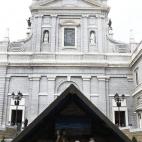 El tradicional Belén que todos los años se expone en la Catedral de la Almudena ha sido abierto al público hoy, día de Navidad, en el atrio de entrada al templo y se podrá visitar hasta el 13 de enero en horario de 10 a 14 y de 17 a 20 horas.