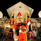 Enormes decoraciones y cientos de luces iluminan la ciudad de Nueva York.