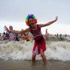 Cientos de personas desafían el frío y se bañan en el mar del Norte para recaudar dinero para una causa solidaria en Lowestoft (Inglaterra).