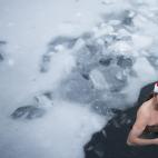 Baño entre hielo en el lago Oranke, en Berlín, Alemania.