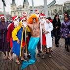 Las sirenas y los papanoeles, a punto de saltar al agua en Barcelona.