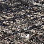 Imagen aérea tomada el 31 de octubre del 2012 que muestra el barrio de Breezy Point, en Nueva York, calcinado tras el paso del huracán Sandy. (Foto AP /Mark Lennihan, archivo)