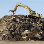 Dos topadoras apilan los escombros causados por el huracán Sandy el martes, 6 de noviembre del 2012 en Wall, Nueva Jersey. (Foto AP/Mel Evans)