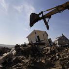 En esta foto del 29 de noviembre de 2012, se aprecial las labores para retirar escombros dejados por la Supertormenta Sandy en el barrio neoyorquino de Queens. El miércoles 2 de enero de 2013, incluso sus colegas republicanos criticaron al líd...