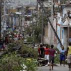 Estado en que quedó una calle de Santiago tras el paso del huracán Sandy por Cuba el 26 de octubre del 2012. Seis meses después, y a un mes del inicio de la nueva temporada de huracanes, el oriente de la isla todavía siente las secuelas del ...