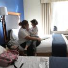 Raquel Rivera habla con su hija Marisol el 25 de abril del 2013 en una habitación del hotel Holiday Inn Express de Manhattan, en Nueva York. Rivera perdió su apartamento de Brooklyn tras el paso del huracán Sandy el pasado octubre y vive en e...