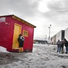 Jornaleros llegan el jueves 8 de noviembre del 2012 a "la casita", un centro en Bensonhurst, Brooklyn, donde se organizaban y eran contratados. El huracán Sandy arrancó de cuajo "la casita", la trasladó varios metros al norte, y dañó sus pa...