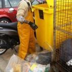 ... y llevar los envases al contenedor correspondiente, para ellos todavía no ha terminado el viaje.