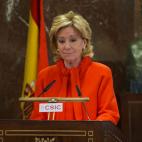 El 17 de septiembre, ante la sorpresa de todos, Aguirre presentaba su dimisión por cuestiones "estrictamente personales". Abandonaba así la primera línea de la política, aunque no la segunda ("no voy a abandonar la política"), ya que se man...