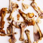 Huesos (especialmente de pollo)