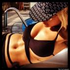 La cantante, de 22 años, ha tomado el sol navideño en Dubai.