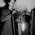 Tomar mucha, mucha agua es fundamental para superar la resaca, y de los pocos remedios que existen.