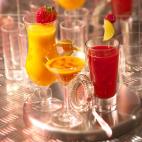 Lo de que la resaca se cura con más alcohol es un falso mito. ¡No caigas! Mejor un zumo, batido o simplemente agua fresca.