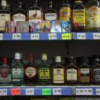 El problema no es mezclar, sino la cantidad de alcohol que se consuma y se mezcle. Se puede tomar vino y una copa, pero no una botella de cada...