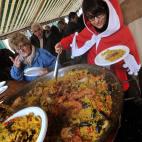 No hace falta que sea una cena pesadísima, pero no conviene beber (y menos aún esas cantidades) con el estómago vacío. Una buena cena (y comer unos canapés o unos churros en la fiesta) siempre harán que el alcohol caiga mejor.
