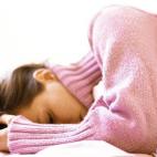 En vez de estar todo el día con mal cuerpo y adormilado, es preferible parar un rato y echarse una siesta. Si es posible y la resaca no nos pilla en otra celebración familiar o trabajando, claro...