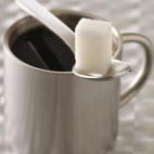 Por una parte, te hace eliminar toxinas, pero también perder líquido al ser diurético, pero por otra aporta agua y energía. Es beneficioso consumirlo sin excesos.