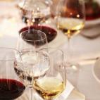 Por cada copa de alcohol consumida habría que tomar una cantidad similar de agua. Ya que durante la fiesta, cuando bebamos copas, será más difícil, conviene abusar del agua durante la cena.